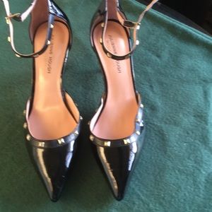 Julianne Hough studed black heel